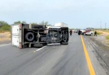 Vuelca unidad en carretera a Monterrey dejando daños