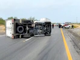 Vuelca unidad en carretera a Monterrey dejando daños
