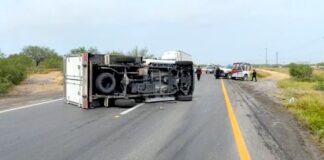 Vuelca unidad en carretera a Monterrey dejando daños
