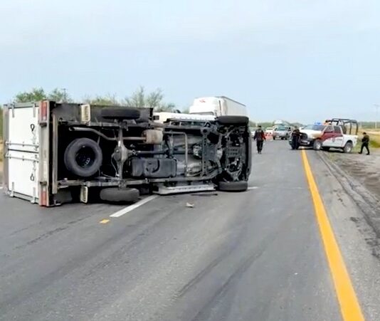 Vuelca unidad en carretera a Monterrey dejando daños