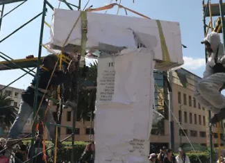 Familiares hacen un “antimonumento” en memoria de periodistas asesinados en México previo al Mundial