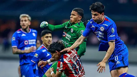 ¡Partidazo! Cruz Azul rescata empate contra Chivas tras polémico penal y tendrá que ganar en el Jalisco