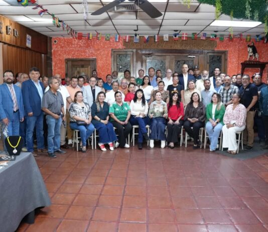 Convive secretaria de economía con periodistas por el Día de la Libertad de Expresión