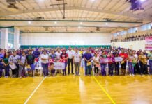 Festejaron Gobierno Municipal y padres de familia entrega de tarjetas de Becas