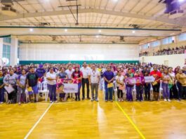 Festejaron Gobierno Municipal y padres de familia entrega de tarjetas de Becas
