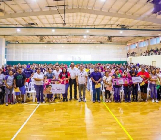 Festejaron Gobierno Municipal y padres de familia entrega de tarjetas de Becas