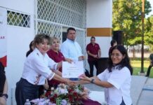 Se gradúan estudiantes del CEDEX en Victoria