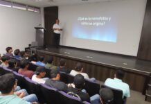 Atienden estudiantes de la UPV conferencia sobre adicción al celular