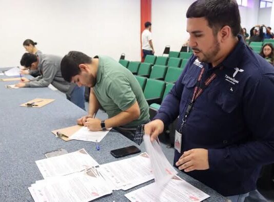 Fortalece permanencia académica de sus estudiantes con becas institucionales