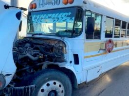 Accidente de pecera deja daños y caos vial