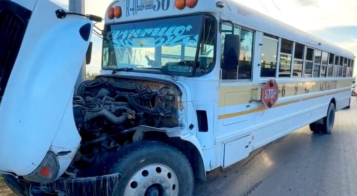 Accidente de pecera deja daños y caos vial (1)