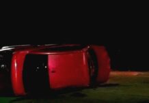 Accidente vial deja cuantiosos daños y una unidad volcada