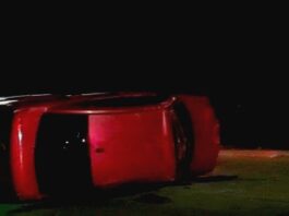 Accidente vial deja cuantiosos daños y una unidad volcada