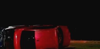 Accidente vial deja cuantiosos daños y una unidad volcada
