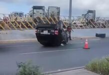 Aparatoso accidente deja daños en apartada colonia popular