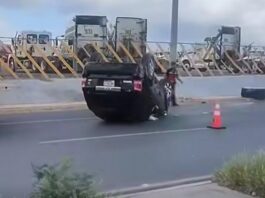Aparatoso accidente deja daños en apartada colonia popular