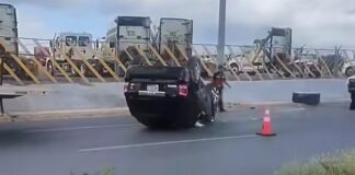 Aparatoso accidente deja daños en apartada colonia popular