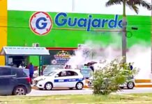 Bomberos sofocan incendio de unidad en estacionamiento de Guajardo