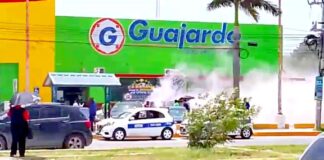 Bomberos sofocan incendio de unidad en estacionamiento de Guajardo
