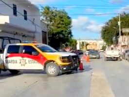 Chocan en concurrida vialidad dejando daños materiales