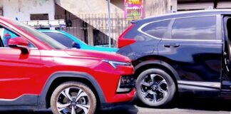 Choque deja cuantiosos daños y caos vehicular en Las Fuentes
