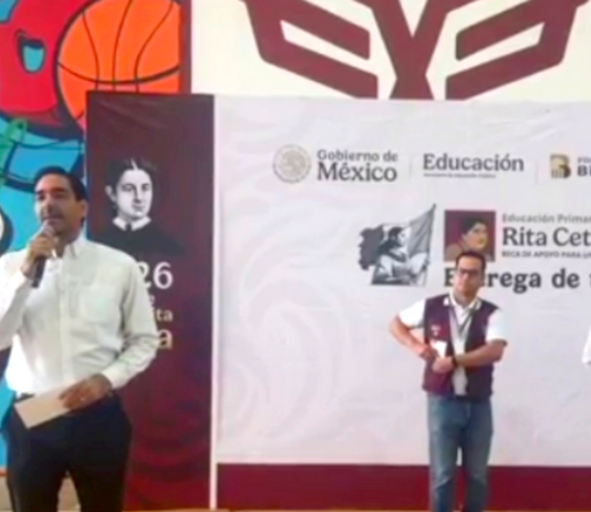 Entrega Carlos Peña Ortiz becas “Rita Cetina” a miles de estudiantes en el Polideportivo Reynosa