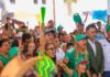Convivió la senadora Maki Ortiz con aficionados al Futbol en transmisión de juego mundialista