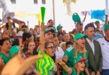 Convivió la senadora Maki Ortiz con aficionados al Futbol en transmisión de juego mundialista