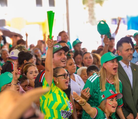 Convivió la senadora Maki Ortiz con aficionados al Futbol en transmisión de juego mundialista