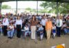 Resalta Mónica Villarreal compromiso con la educación durante la entrega de mesabancos y pintura