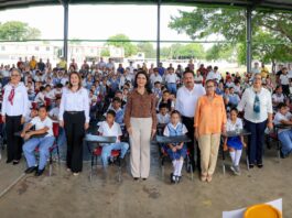 Resalta Mónica Villarreal compromiso con la educación durante la entrega de mesabancos y pintura
