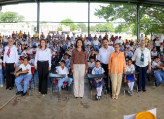 Resalta Mónica Villarreal compromiso con la educación durante la entrega de mesabancos y pintura