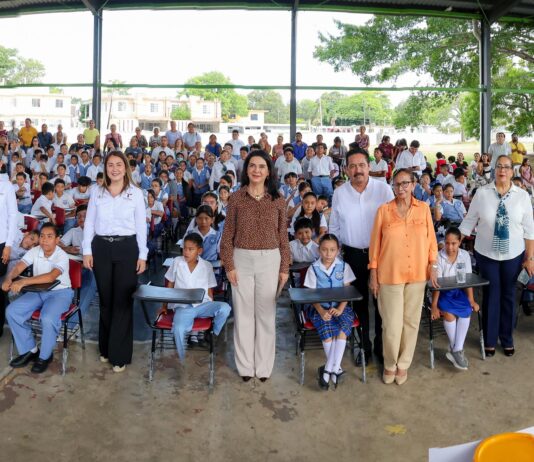 Resalta Mónica Villarreal compromiso con la educación durante la entrega de mesabancos y pintura
