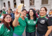 Mónica Villarreal reúne a más de 2mil personas para celebrar el triunfo de México 2-0 sobre Ecuador