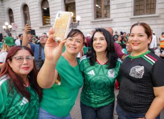 Mónica Villarreal reúne a más de 2mil personas para celebrar el triunfo de México 2-0 sobre Ecuador