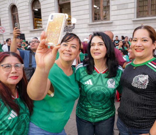 Mónica Villarreal reúne a más de 2mil personas para celebrar el triunfo de México 2-0 sobre Ecuador