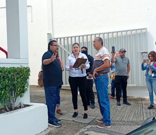 Cliente acude a BANORTE a exigir el pago de sus gastos legales con actuario; no les abren la puerta