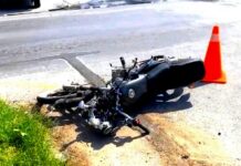 Unidad medica auxilia a persona lesionada tras sufrir incidente vial