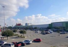 Unidad médica auxilia a victima en instalaciones de plaza comercial