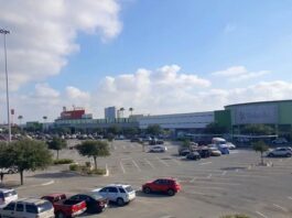 Unidad médica auxilia a victima en instalaciones de plaza comercial