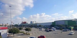 Unidad médica auxilia a victima en instalaciones de plaza comercial