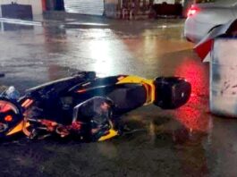 Unidad medica auxilia a victima tras ser impactado en su motocicleta