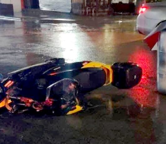 Unidad medica auxilia a victima tras ser impactado en su motocicleta