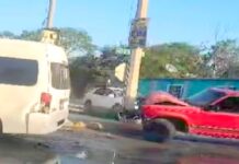 Unidad se impacta contra poste de CFE y deja daños materiales