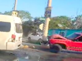 Unidad se impacta contra poste de CFE y deja daños materiales