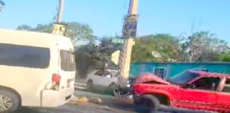 Unidad se impacta contra poste de CFE y deja daños materiales