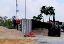 Vuelca unidad en área de construcción de tienda comercial