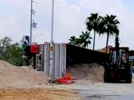 Vuelca unidad en área de construcción de tienda comercial