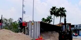 Vuelca unidad en área de construcción de tienda comercial