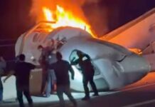 Testigos ayudan a rescatar a las víctimas del accidente de una avioneta en una autopista de Texas
